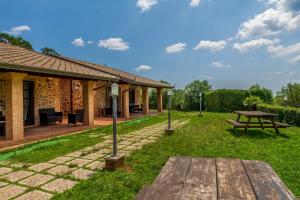 マッサ・マリッティマにあるCasa Vacanza Il Carpignone 7の公園内のピクニックテーブルのあるピクニックパビリオン