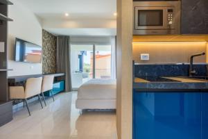 a kitchen and a bedroom with a bed in a room at Residence Meridian Unità 5 in Villa San Pietro