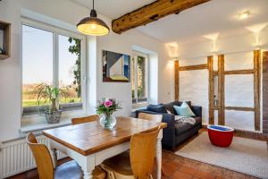 グレーミッツにあるVoßberg Fewo 1のテーブルとソファのあるリビングルーム