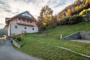 a house on the side of a hill at Rotwandterhof Wohnung Nest in Barbiano