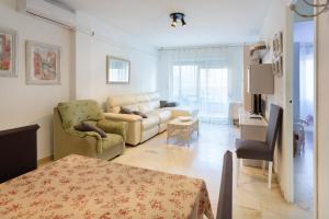 sala de estar con sofá y sala de estar con mesa. en Nav 4c 4pc, en Torrevieja