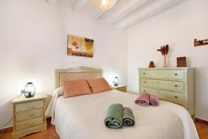 Un dormitorio con una cama con toallas. en El Campo, en Arcos de la Frontera 28 fotos más