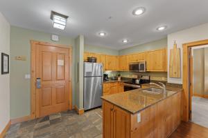 Kuchyň nebo kuchyňský kout v ubytování Expedition Station 8582 by Summit County Mountain Retreats