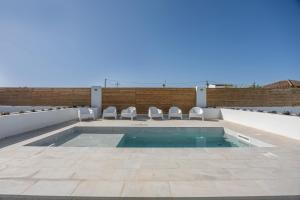 ein Swimmingpool auf dem Dach eines Hauses in der Unterkunft Villa Rocio in Chiclana de la Frontera