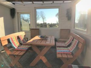 JannebyにあるHaus Sonnenscheinの窓のある部屋(木製テーブル、椅子付) +5枚の写真