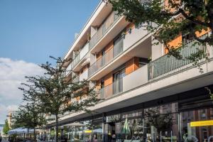 un bâtiment situé dans une rue avec des arbres devant elle dans l'établissement Ferienwohnung bei Marta, à Radolfzell am Bodensee
