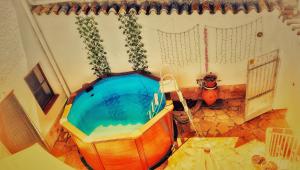 une grande baignoire dans une pièce avec une bouche d'incendie dans l'établissement Ca La Rosalia, à El Pla de Manlleu