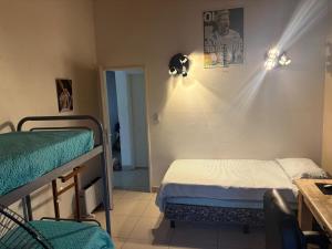 Habitación con 2 camas, mesa y luces. en La morena, en Ezeiza 13 fotos más