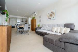 a living room with a couch and a table at Trabucador in Camarles