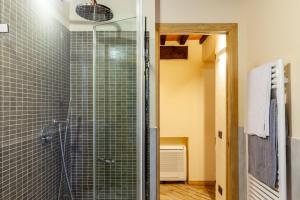 een badkamer met een douche met een glazen deur bij La Casa di Kati in Pietrasanta