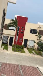 un bâtiment avec un palmier devant une rue dans l'établissement Your house in Acapulco Diamante with a Beach Club, à Acapulco 10 autres photos