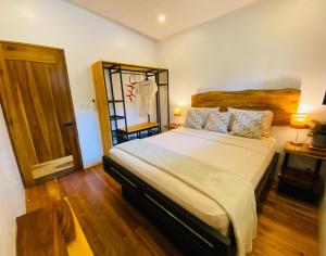 Una cama o camas en una habitación de River Lodge