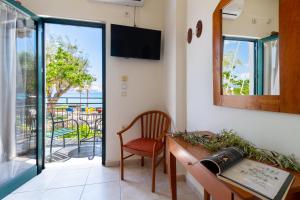 ニキアナにあるNikiana Club - Studio 4のデスク、鏡、椅子が備わる客室です。