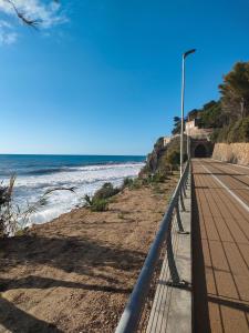 Casa bici sole e mare في سان لورينزو الماري: طريق بجانب شاطئ مع المحيط