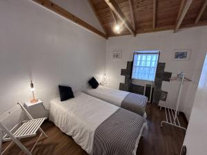 Cais do GalegoにあるAdega Perólaのベッド2台と窓のある寝室