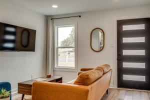 Una sala de estar con un sofá y una ventana. en Near Historic Georgetown Square! Updated Home, en Georgetown