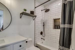 Un baño con bañera, lavabo y ducha. en Near Historic Georgetown Square! Updated Home, en Georgetown 17 fotos más