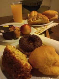 伊塔瓜伊Arvore da Vida Pousada的桌上的盘子,各种糕点