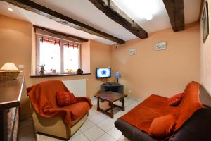 a living room with a couch and a table at Domaine de Jouani gîte La Charrue in Villecomtal