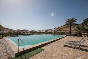 een zwembad in het midden van een resort bij Cortijo Torreblanca - 2 a 4persona in Almería
