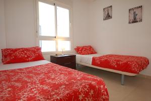 オリフエラ・コスタにあるVery nice apartment with see viewsのベッドルーム1室(赤いシーツと窓付) +27枚の写真