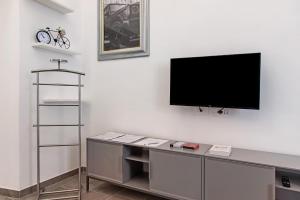 ein Flachbildfernseher, der an einer Wand hängt in der Unterkunft Ca Del Lac in Porto Valtravaglia