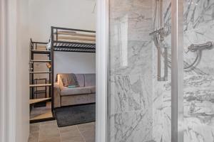 ein Wohnzimmer mit einem Sofa und einer Dusche in der Unterkunft Ca Del Lac in Porto Valtravaglia