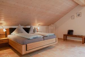 Postel nebo postele na pokoji v ubytování Hirsch-Lounge