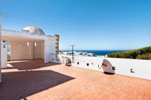 einen Balkon eines Gebäudes mit Meerblick in der Unterkunft Apartamento Romo in Conil de la Frontera