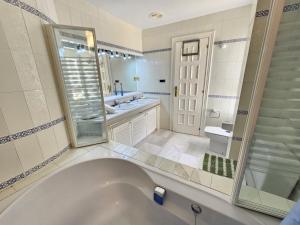 a large bathroom with a tub and a sink at Apartamento Las Terrazas in La Herradura +30 photos