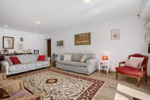 a living room with a couch and a chair at Refúgio de Fátima in Fátima