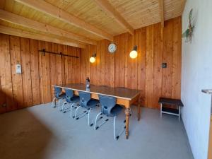 ein Konferenzraum mit einem langen Tisch und Stühlen in der Unterkunft Ferienhaus Mandelbäumchen in Barth