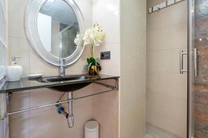 a bathroom with a sink and a mirror at Apartamento Alguer in L'Ametlla de Mar +15 photos