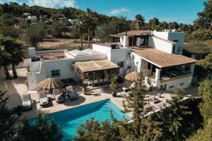 eine Luftaufnahme einer Villa mit Swimmingpool in der Unterkunft Villa Carol in Illes Balears