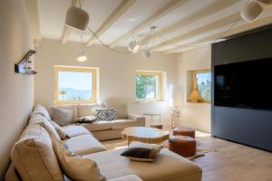 a living room with a couch and a tv at Refuge Mil100 Chalet-spa Luxe 5 in Metzeral