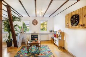 a living room with a table on a rug at Ferienhaus Weitblick in Eslohe