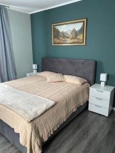 ベルゼンブリュックにあるAm Bahnhofのベッドと壁に絵が飾られた寝室 +9枚の写真