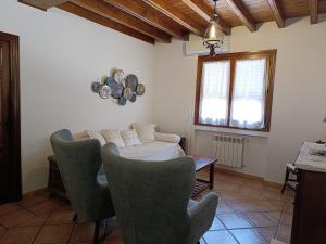 コンスエグラにあるApartamentos La Vida de Antesのソファと椅子とテーブルのあるリビングルーム