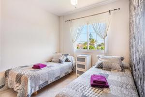 リュックマヨールにあるCasa las Bahiasのベッド2台と窓のある寝室 +17枚の写真