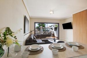 una sala de estar con una mesa con platos. en Apartamento Royal Park Albatros, en San Miguel de Abona