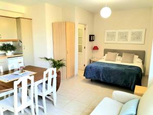 Un dormitorio con una cama y una mesa y una cocina. en Durazno, en Puerto de la Cruz