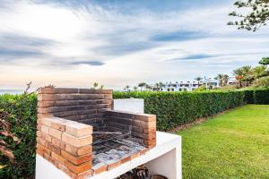 una chimenea de ladrillo en el patio trasero de una casa en Casa Vesalia, en Vinarós