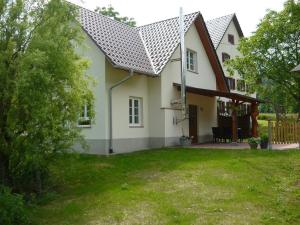 a white house with a fence and a yard at Kapellenhof in Glottertal