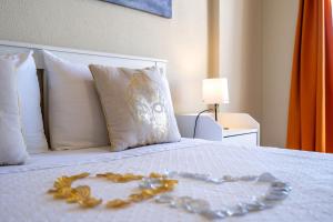 ポルティマンにあるKarol Vaz 4の食べ物で作ったハートが置かれた白いベッド +16枚の写真