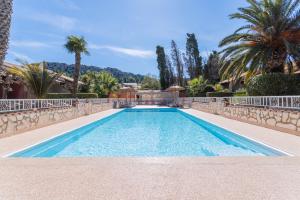 Bazén v ubytování Gîte Le 879 nebo v jeho okolí