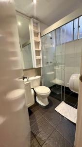 Un baño con inodoro, lavabo y ducha. en Hotel Juliette Bogota Chapinero, en Bogotá