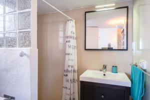 Villa Atalaya في كالا فاديلا: حمام مزود بحوض ومِرآة