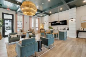 een lobby met stoelen en een bar in een gebouw bij 1st Floor 3BR - Pool, Full Gym, Bikes and Grill! in Yulee