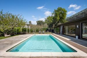 a swimming pool in the backyard of a house at Casa Chocolate in Porto +24 photos