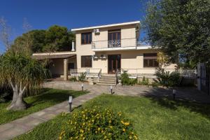 ein großes weißes Haus mit einem Garten davor in der Unterkunft Villa Stella in Marsala